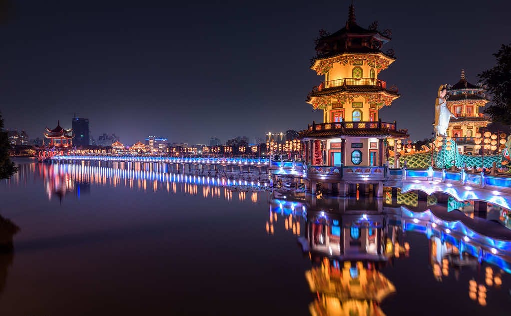 蓮池潭一日遊:台灣高雄最美寺廟湖泊全攻略 台灣 高雄市 蓮池潭 Lotus Pond 1