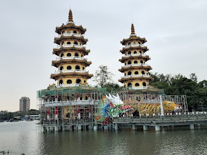 蓮池潭一日遊:台灣高雄最美寺廟湖泊全攻略 ChIJa9QbdXUFbjQRH2EPZEFWJKs