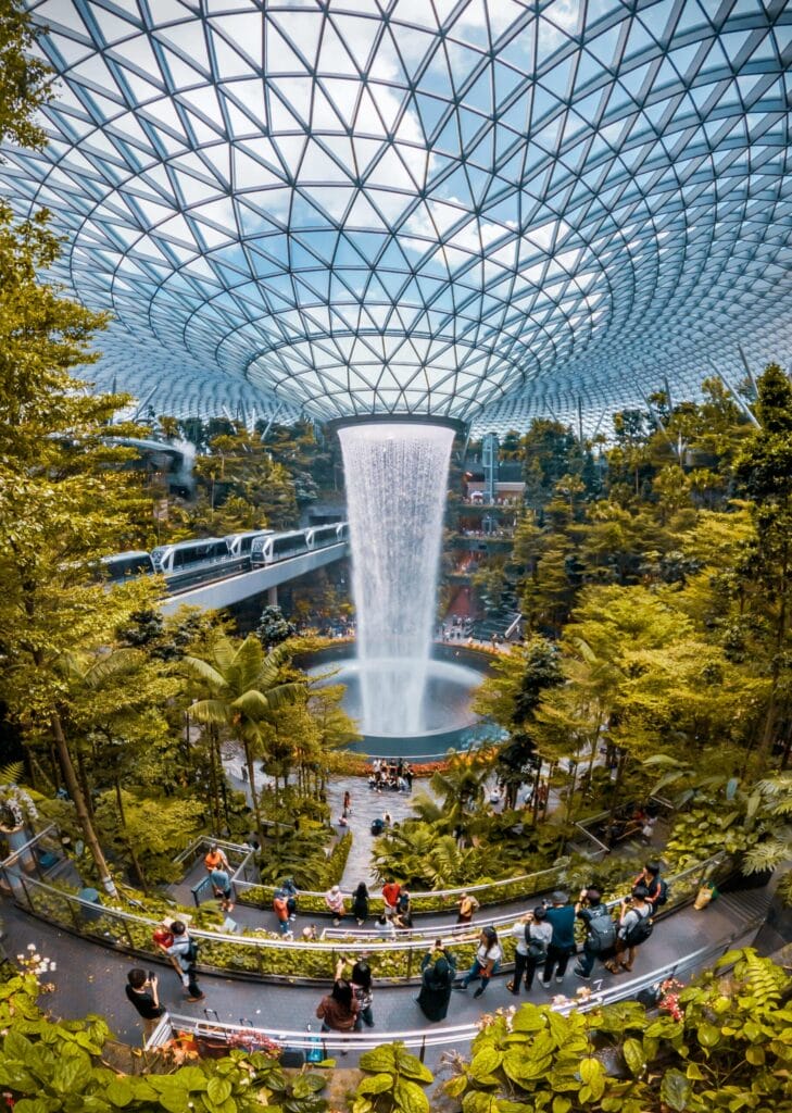 新加坡旅遊攻略:機票・住宿・景點・活動 Majestic Indoor Waterfall at Jewel Changi Airport