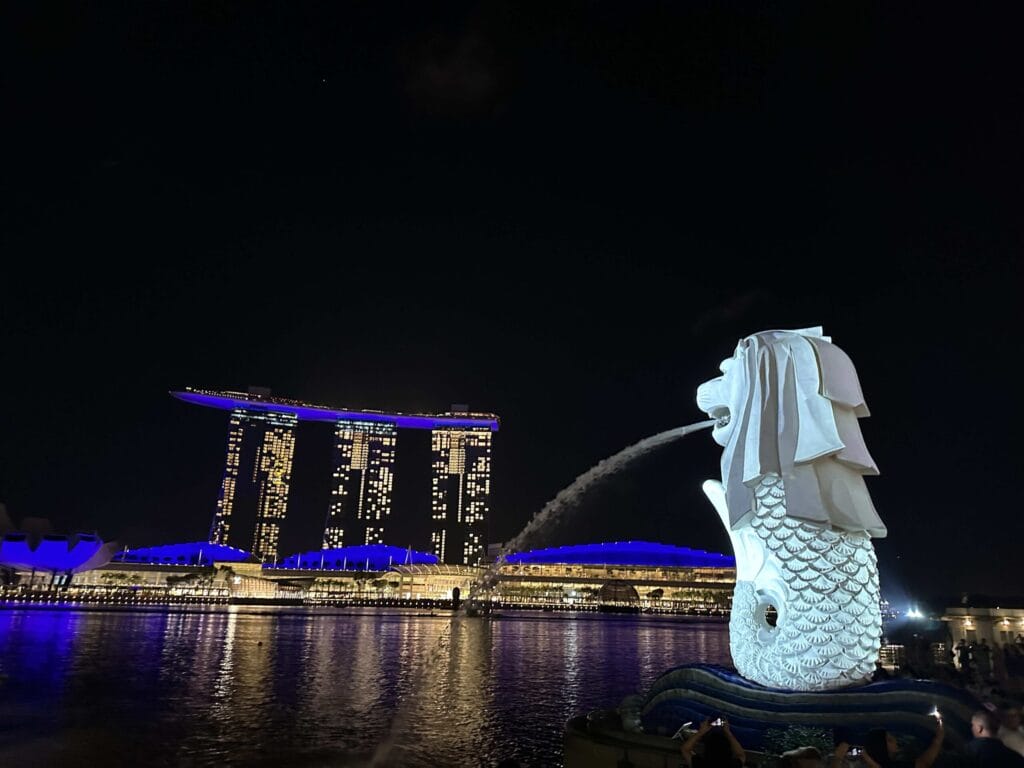 新加坡魚尾獅公園完全攻略:最佳觀景點與拍照技巧分享 Singapore Merlion Park Night with lights 1