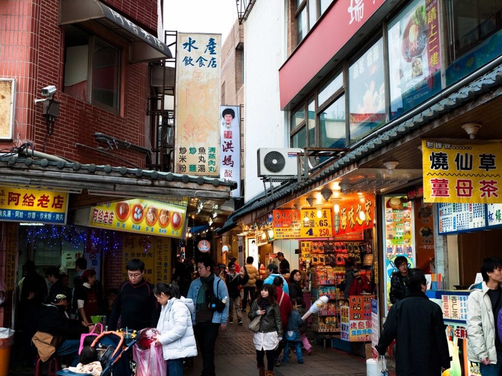 淡水老街完全指南:當地人推薦景點、美食與最佳拍照點 Taiwan Kaohsiung 淡水老街 2 Romaingnow