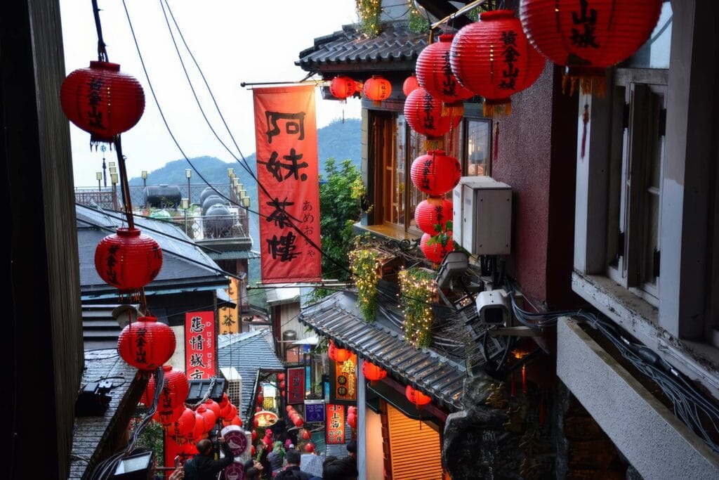 九份老街完全攻略:避開人潮,發現台灣最神秘山城秘境 Taiwan New Taipei Jiufen old town 2 Romaingnow
