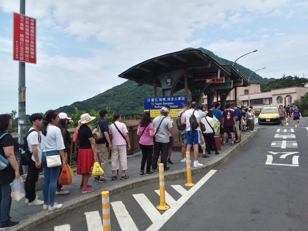 九份老街完全攻略:避開人潮,發現台灣最神秘山城秘境 Taiwan New Taipei Jiufen old town 8 bus shelter