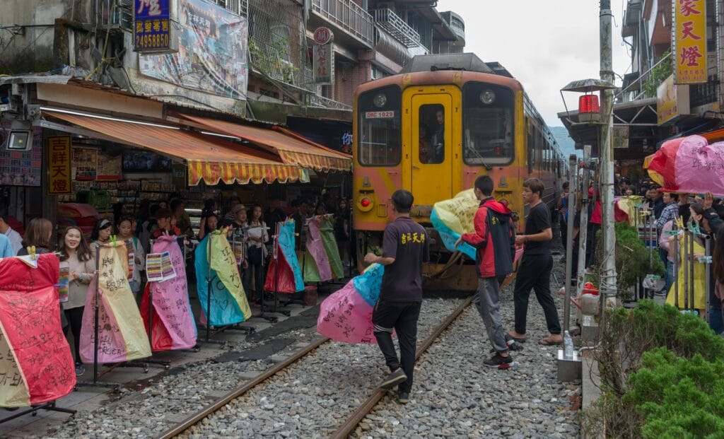 十分老街天燈攻略:台灣必訪景點的完整體驗指南 Taiwan New Taipei Shifen Old Street Sky Lanterns 2 Romaingnow