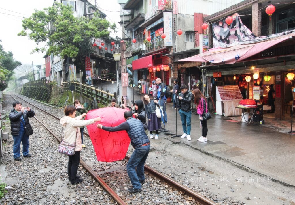 十分老街天燈攻略:台灣必訪景點的完整體驗指南 Taiwan New Taipei Shifen Old Street Sky Lanterns 4 Romaingnow