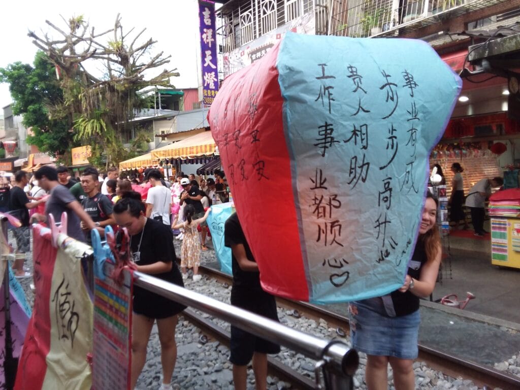 十分老街天燈攻略:台灣必訪景點的完整體驗指南 Taiwan New Taipei Shifen Old Street Sky Lanterns 6