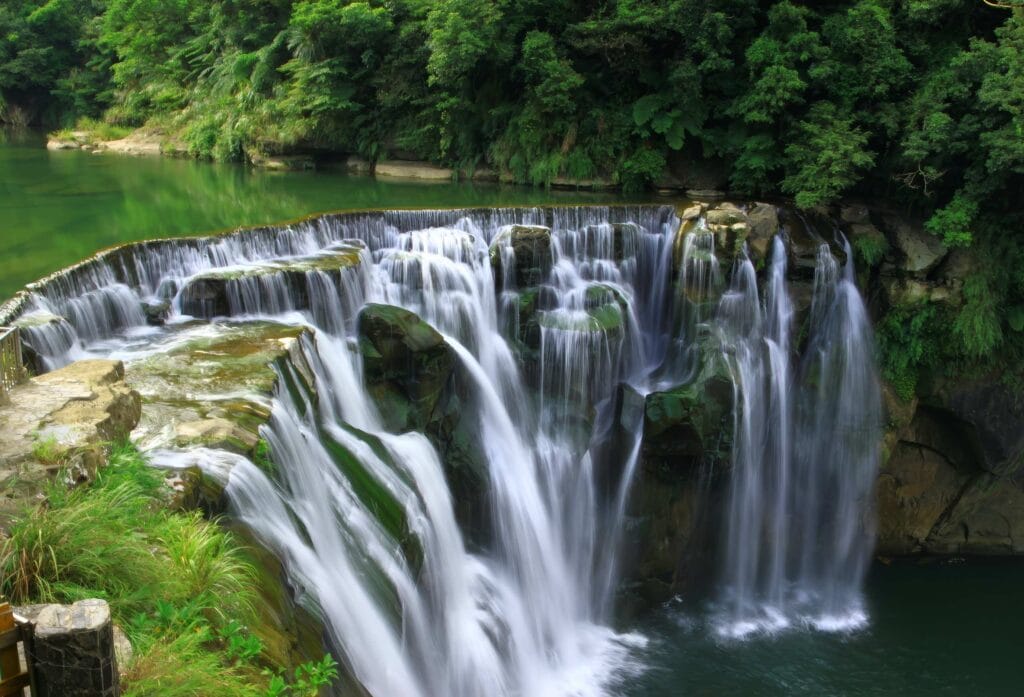 Taiwan New Taipei Shifen Waterfall Romaingnow