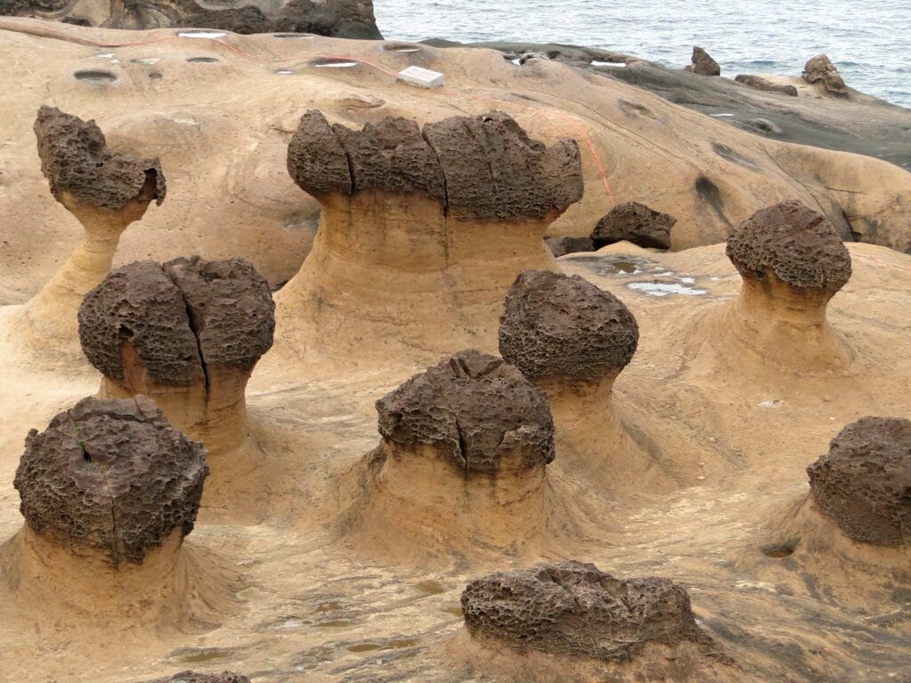 野柳地質公園攻略:避開人潮,探索台灣最獨特地質奇觀 Taiwan New Taipei Yehliu Geopark 6 Romaingnow