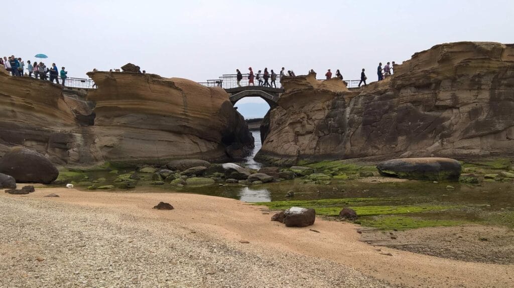 野柳地質公園攻略:避開人潮,探索台灣最獨特地質奇觀 Taiwan New Taipei Yehliu Geopark 7 Romaingnow