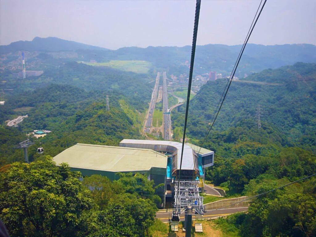 貓空纜車攻略 避開人潮、搶搭水晶車廂,台北制高點視野全公開 Taiwan Taipei 貓空纜車 3 Romaingnow
