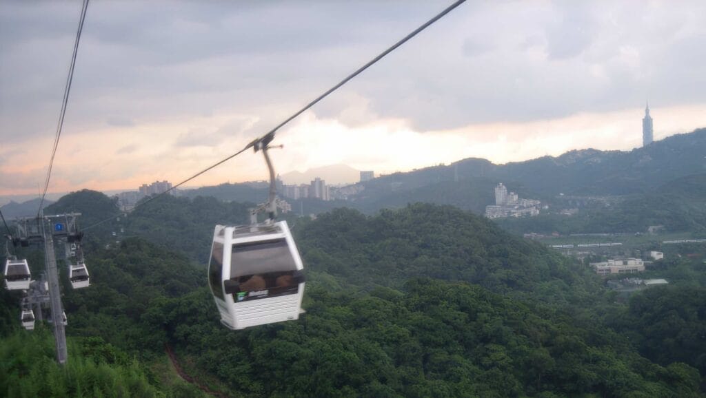 貓空纜車攻略 避開人潮、搶搭水晶車廂,台北制高點視野全公開 Taiwan Taipei 貓空纜車 4 Romaingnow