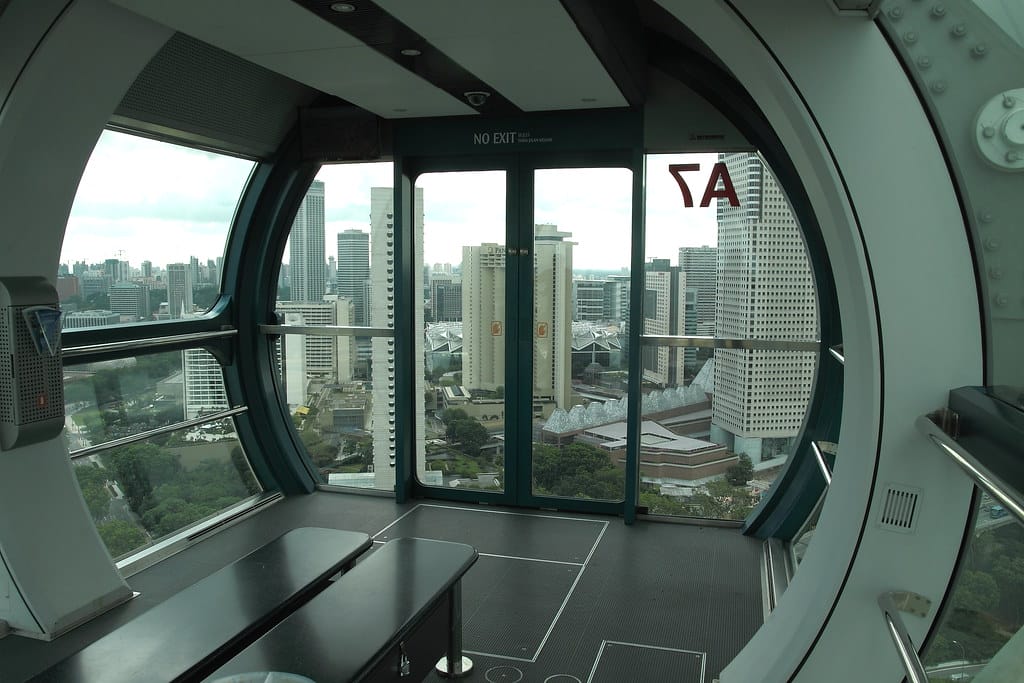 新加坡摩天觀景輪:體驗亞洲標誌性的觀景之旅 View through the cabin from the Singapore Flyer