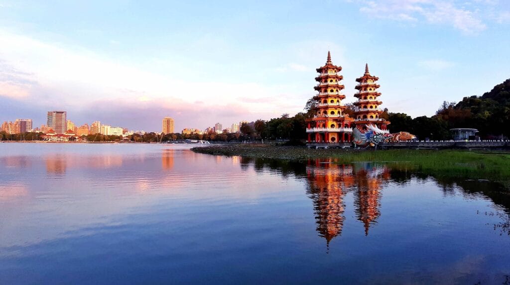 蓮池潭一日遊:台灣高雄最美寺廟湖泊全攻略 台灣 高雄市 蓮池潭 Lotus Pond 4