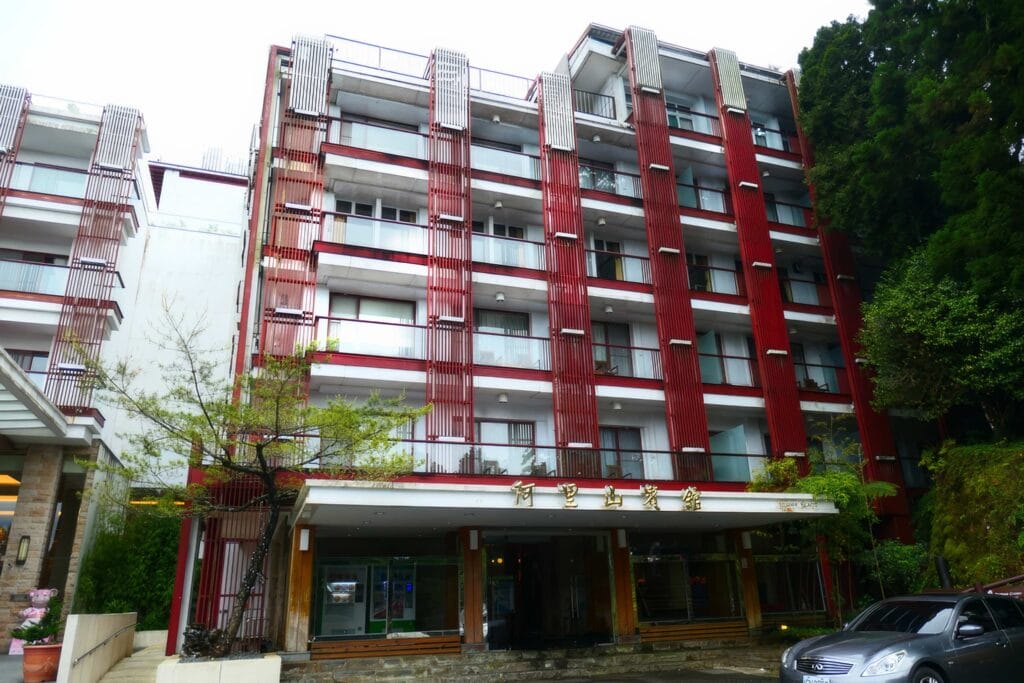 阿里山攻略 避開人潮、搶拍雲海日出,一篇搞定森林鐵路與住宿訂房 阿里山賓館 RN